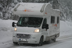 photo de camping car en hiver