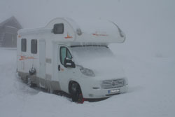 photo de camping car dans la neige