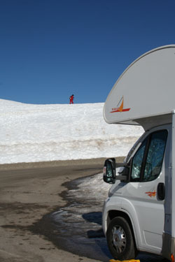 photo de camping car en station de ski