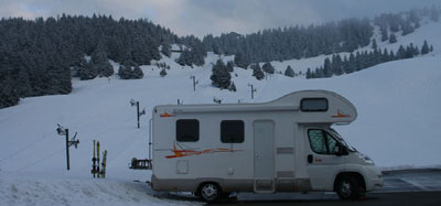photo de camping-car aux sports d'hiver